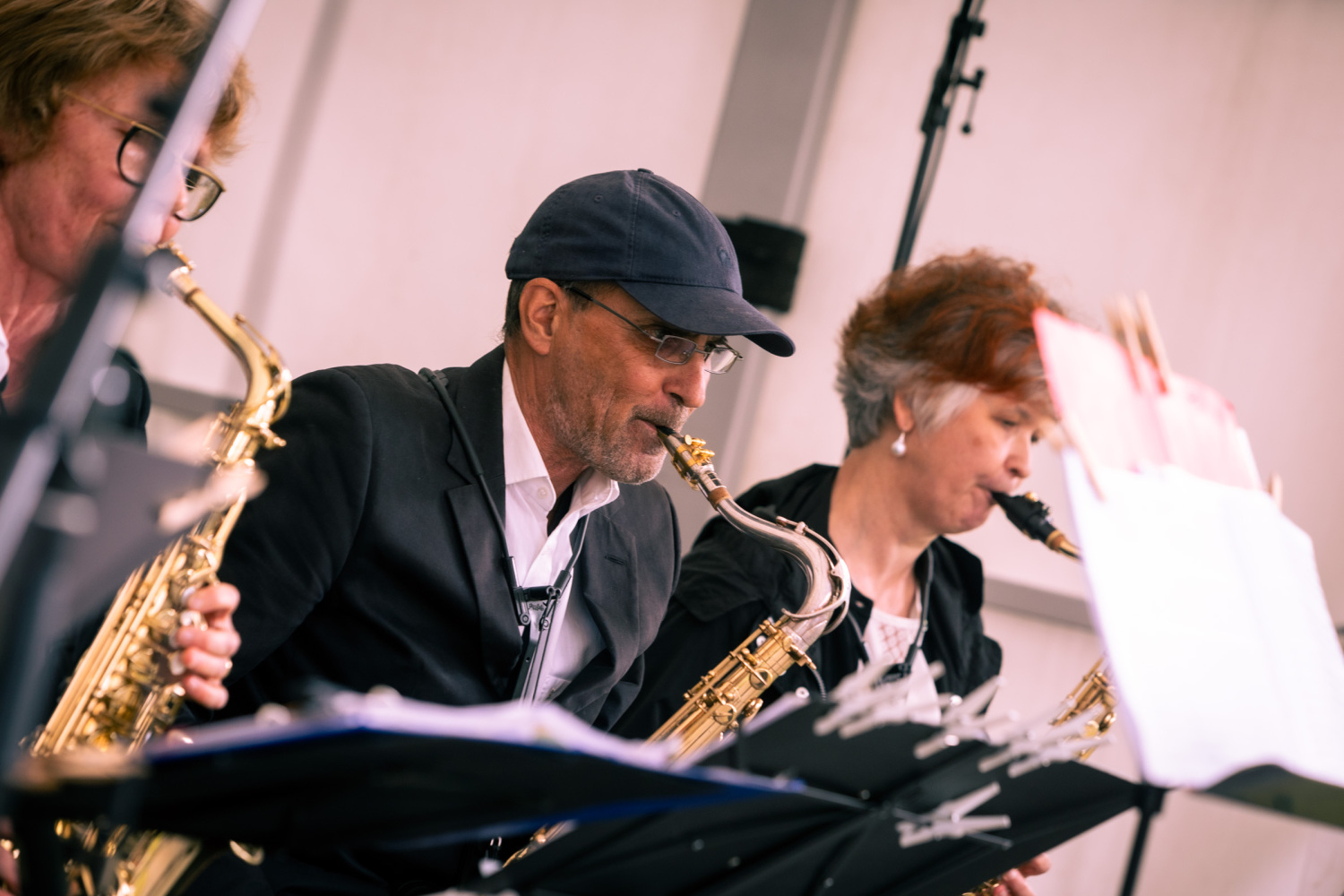 Saxophonisten spielen auf einer Bühne