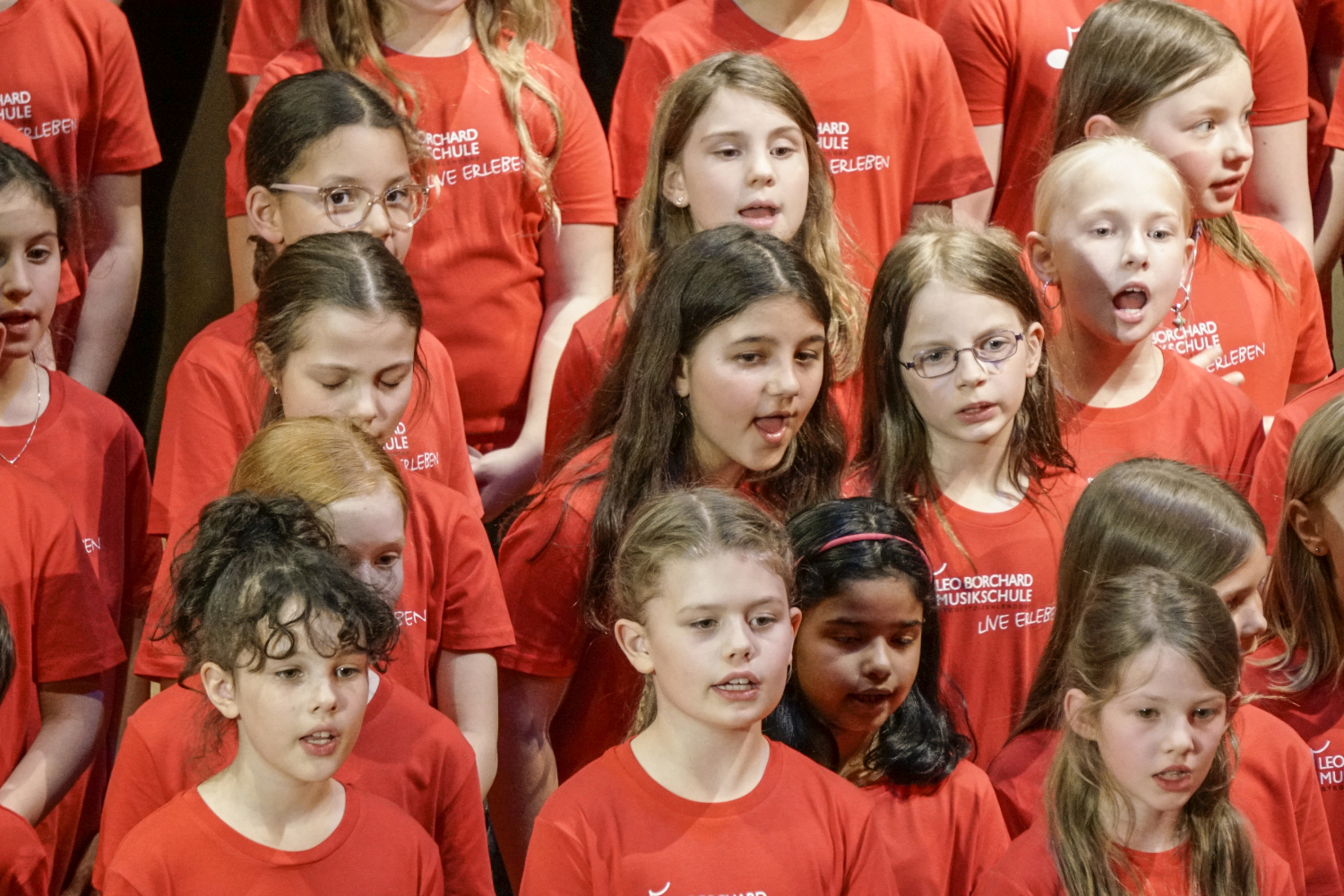 Kinder singen zusammen