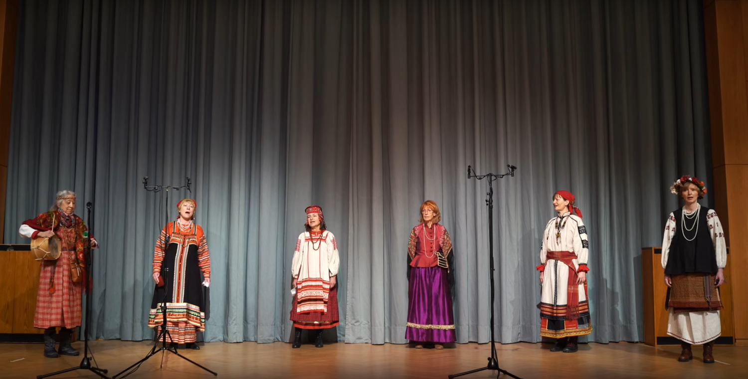 Sechs Sängerinnen in russischer Robe