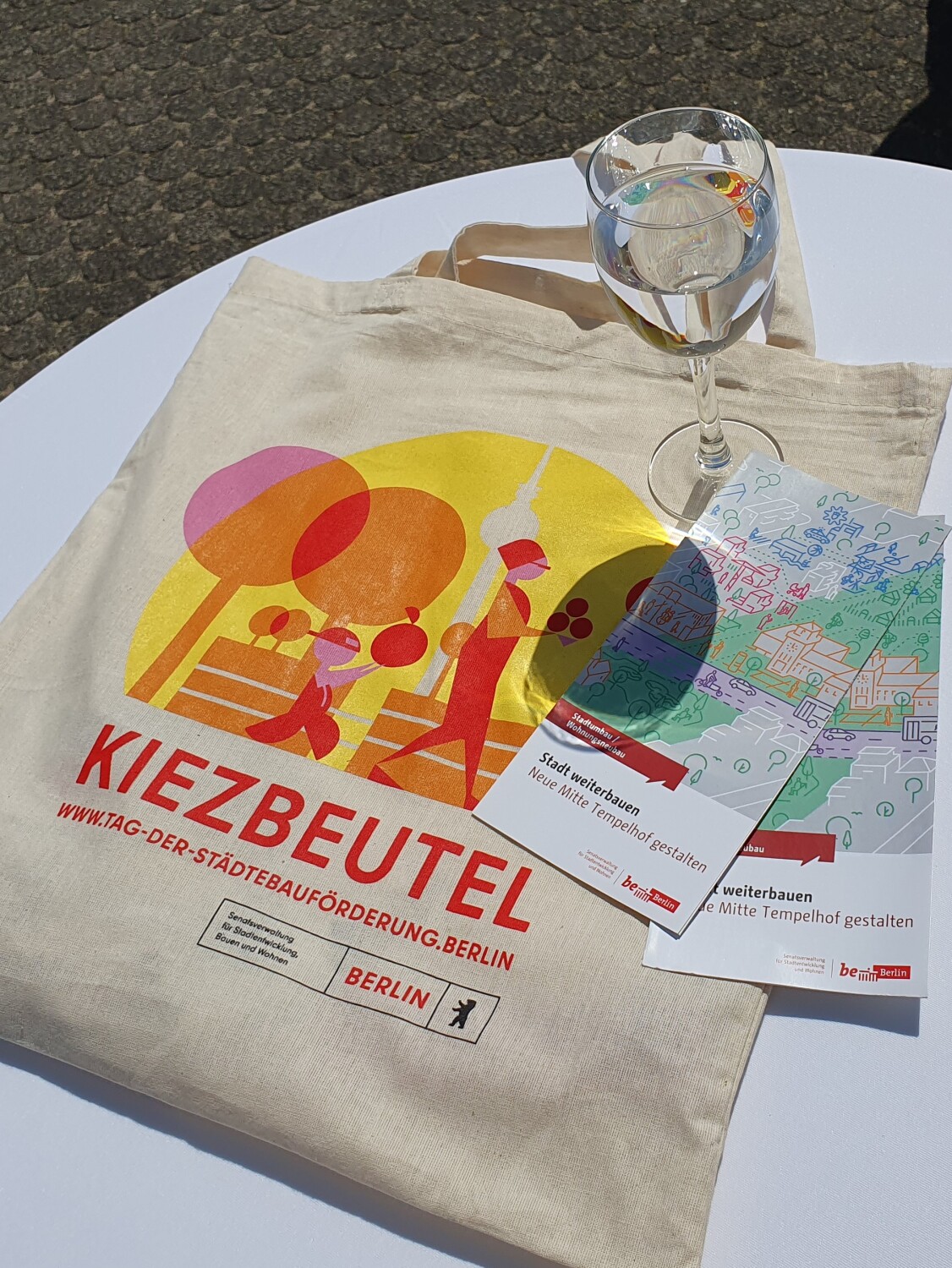 Jutebeutel mit der Aufschrift Kiezbeutel mit bunten Applikationen