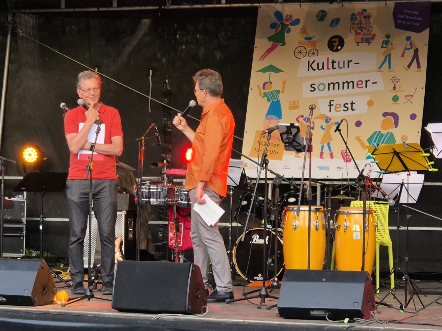 Senator Gaebler mit Amtsleiter Bruns auf der Bühne des Kultursommerfests2026