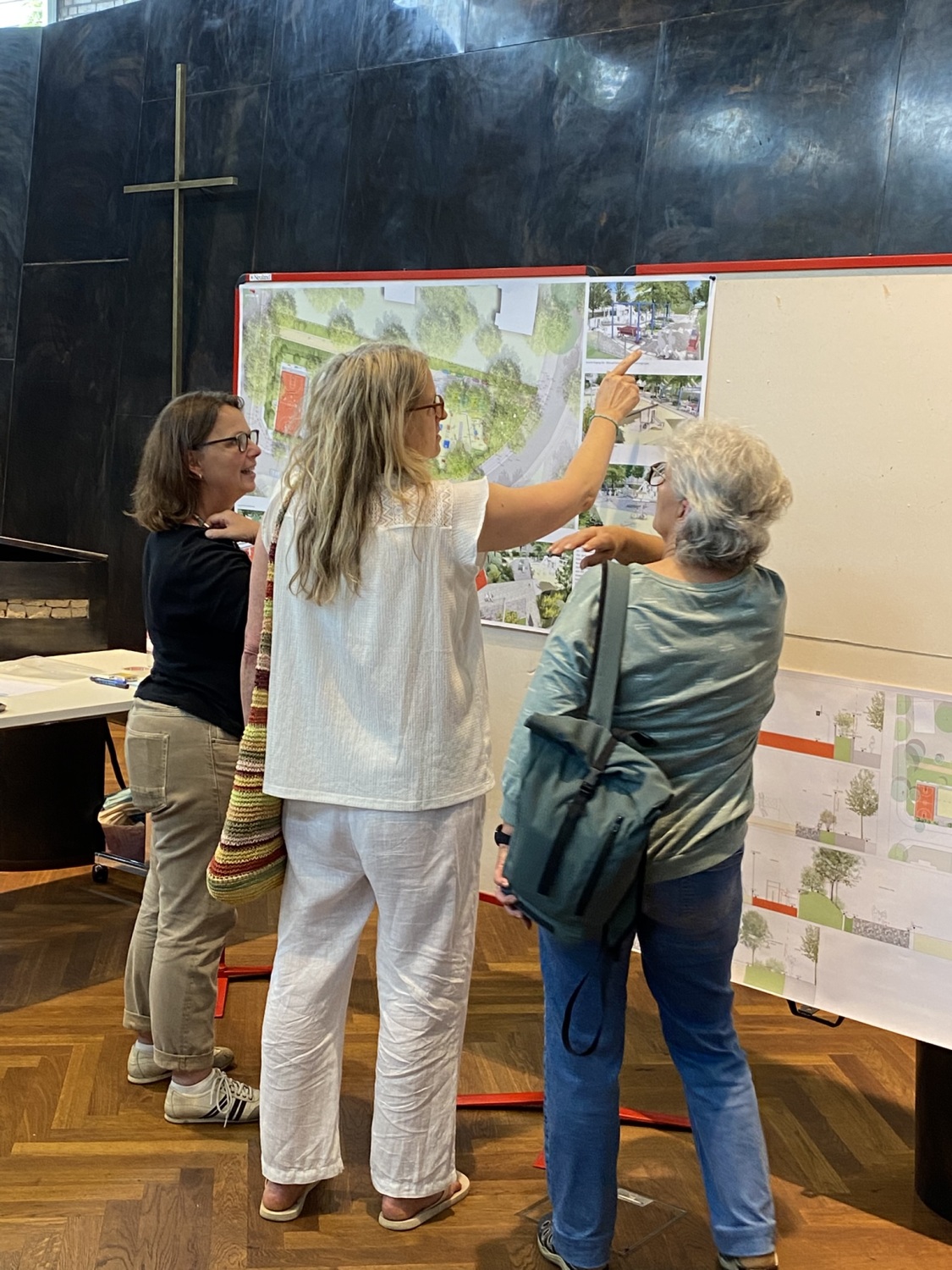 3 Frauen vor einem Spielplatzplan