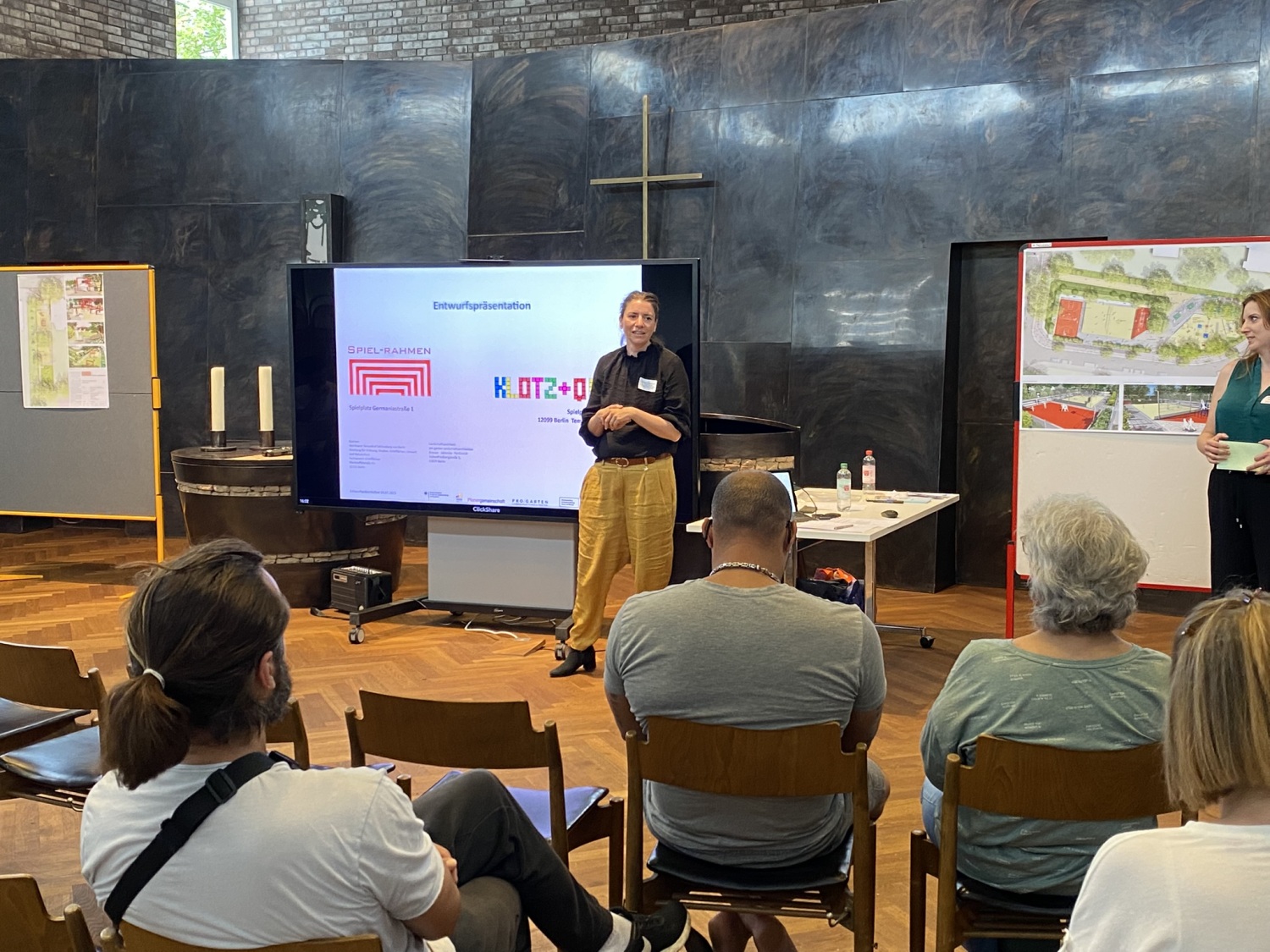 Saskia Ellenbeck vor Spielplatzplänen