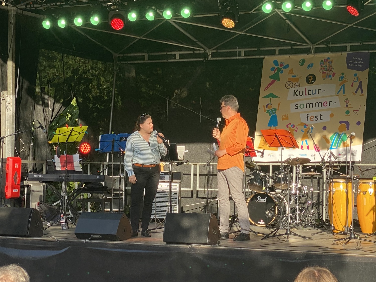 Stadträtin Eva Majewski Sparacino und Amtsleiter Stefan Bruns auf dem Kultursommerfest 2026 im Gespräch