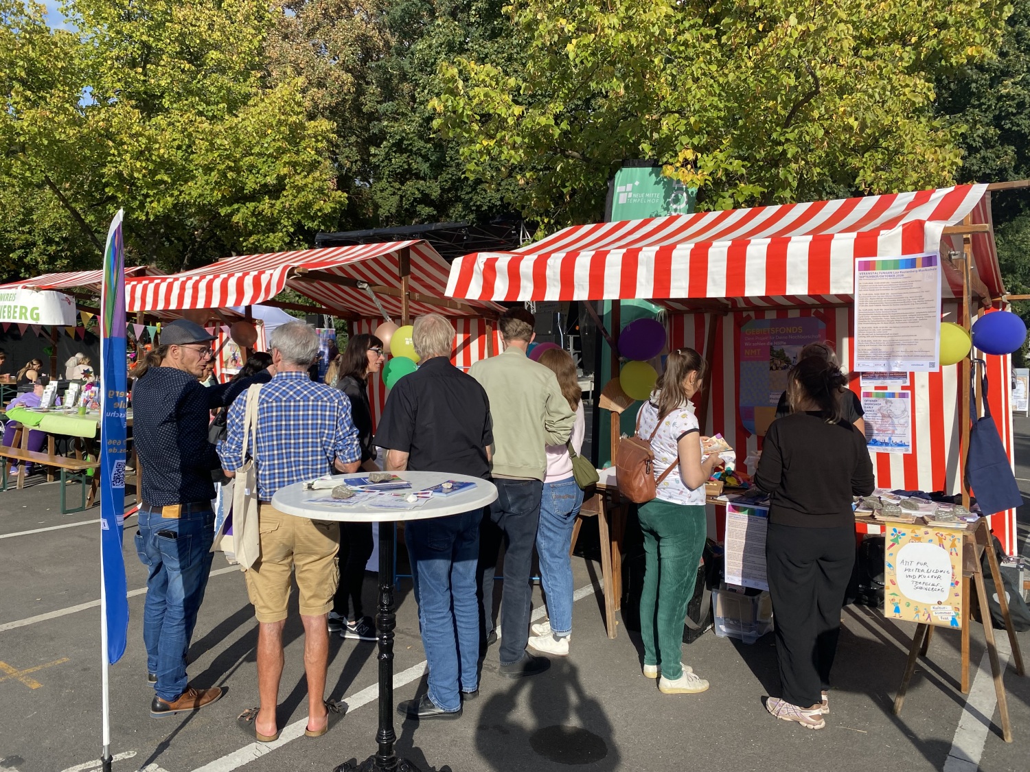 mehrere Menschen vor dem Stand der Gebietsbeauftragten Kultursommerfest 2026