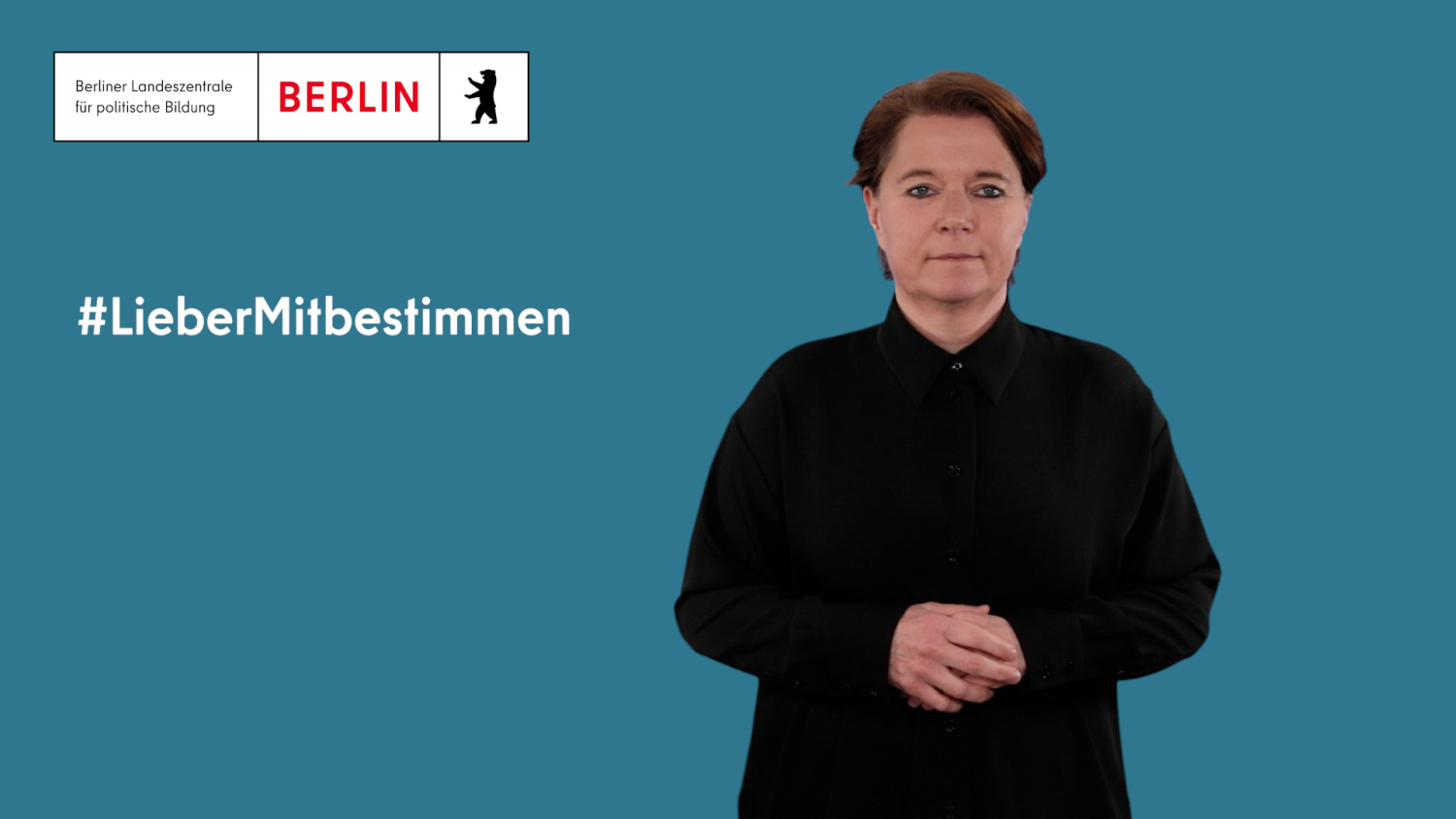Schriftzug "#LieberMitbestimmen" mit Gebärdendolmetscherin
