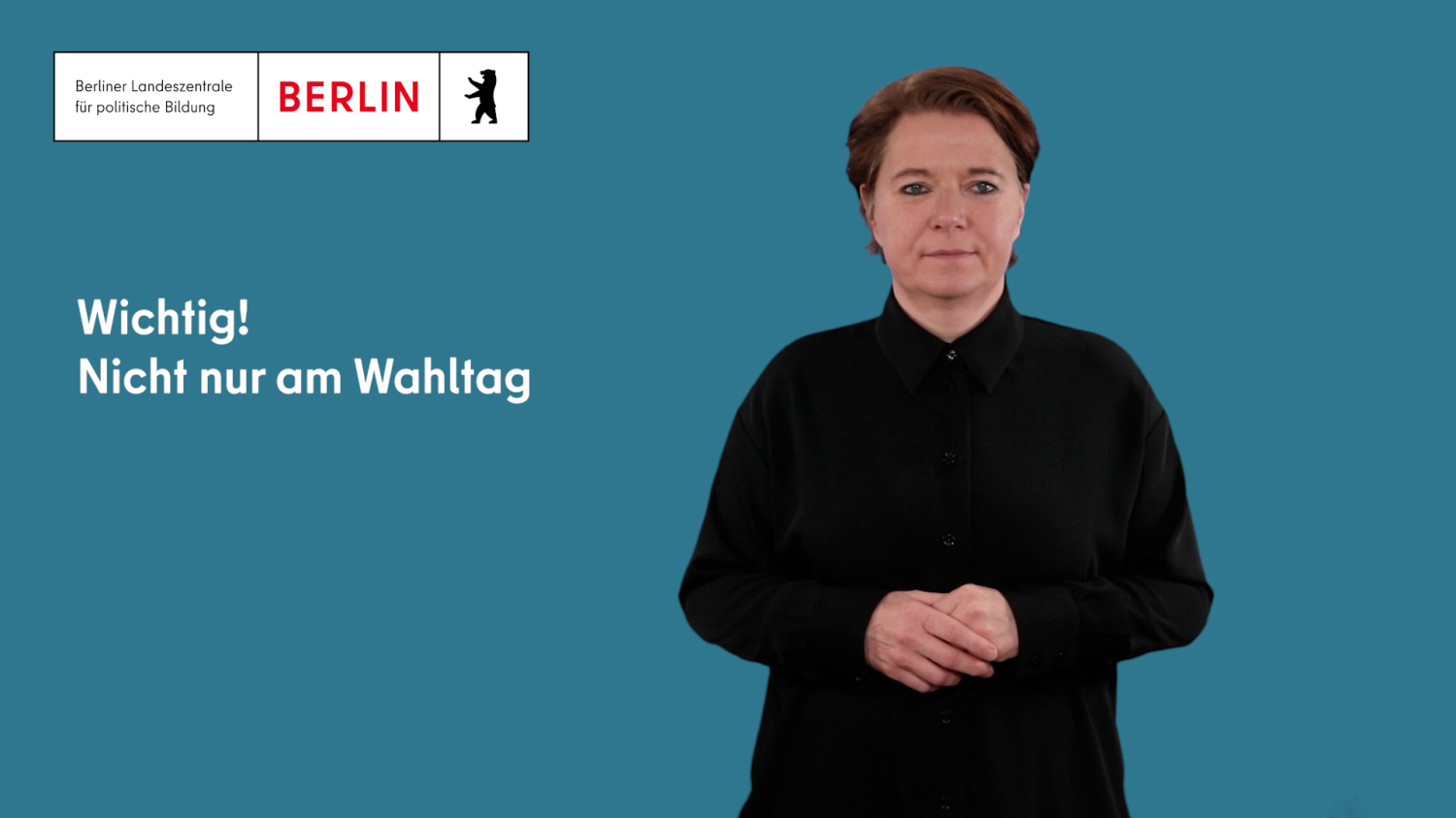 Schriftzug "Wichtig! Nicht nur am Wahltag " mit Gebärdendolmetscherin