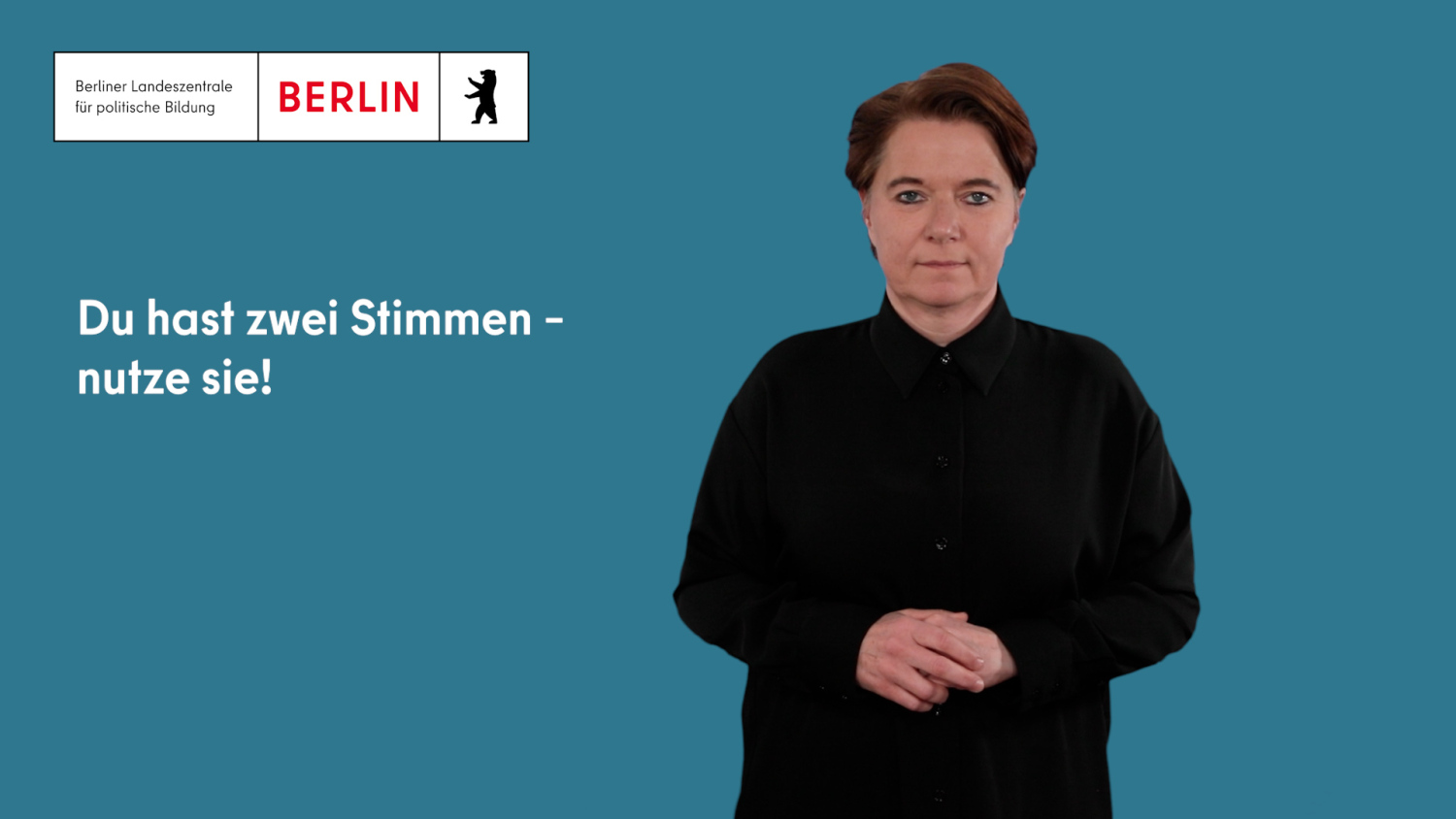 Schriftzug "Du hast zwei Stimmen, nutze sie!" mit Gebärdendolmetscherin