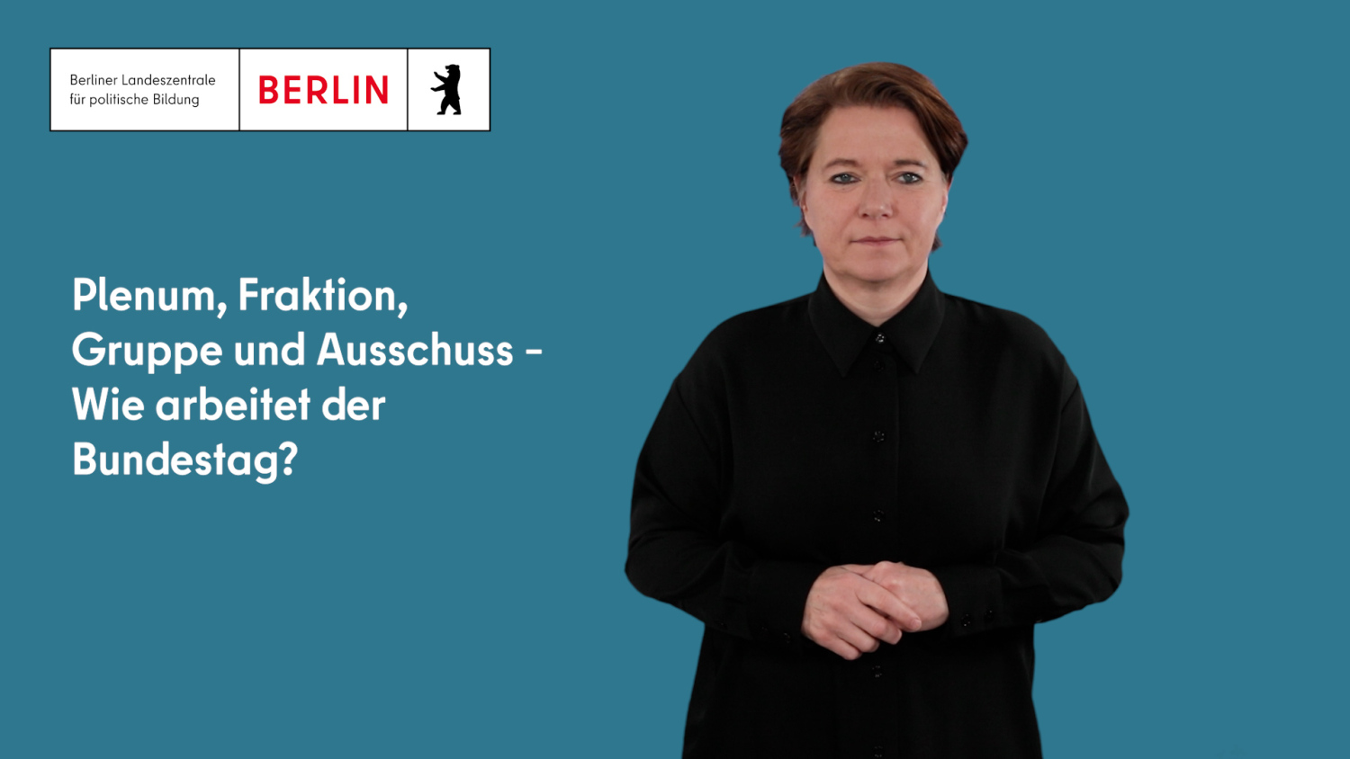 Schriftzug "Plenum, Fraktion, Gruppe und Ausschuss: Wie arbeitet der Bundestag?" mit Gebärdendolmetscherin
