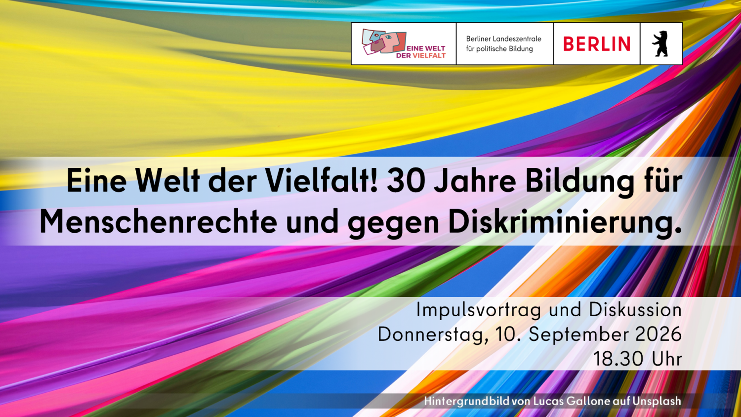 Titel "Eine Welt der Vielfalt! 30 Jahre Bildung für Menschenrechte und gegen Diskriminierung." vor bunten Tüchern, die zu einem Punkt zusammenlaufen