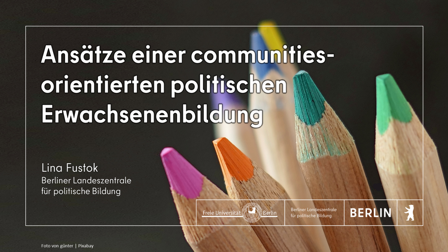 Schriftzug "Ansätze einer communities-orientierten politischen Erwachsenenbildung" mit Logos der FU Berlin und der Landeszentrale vor einem Foto von Buntstiftspitzen