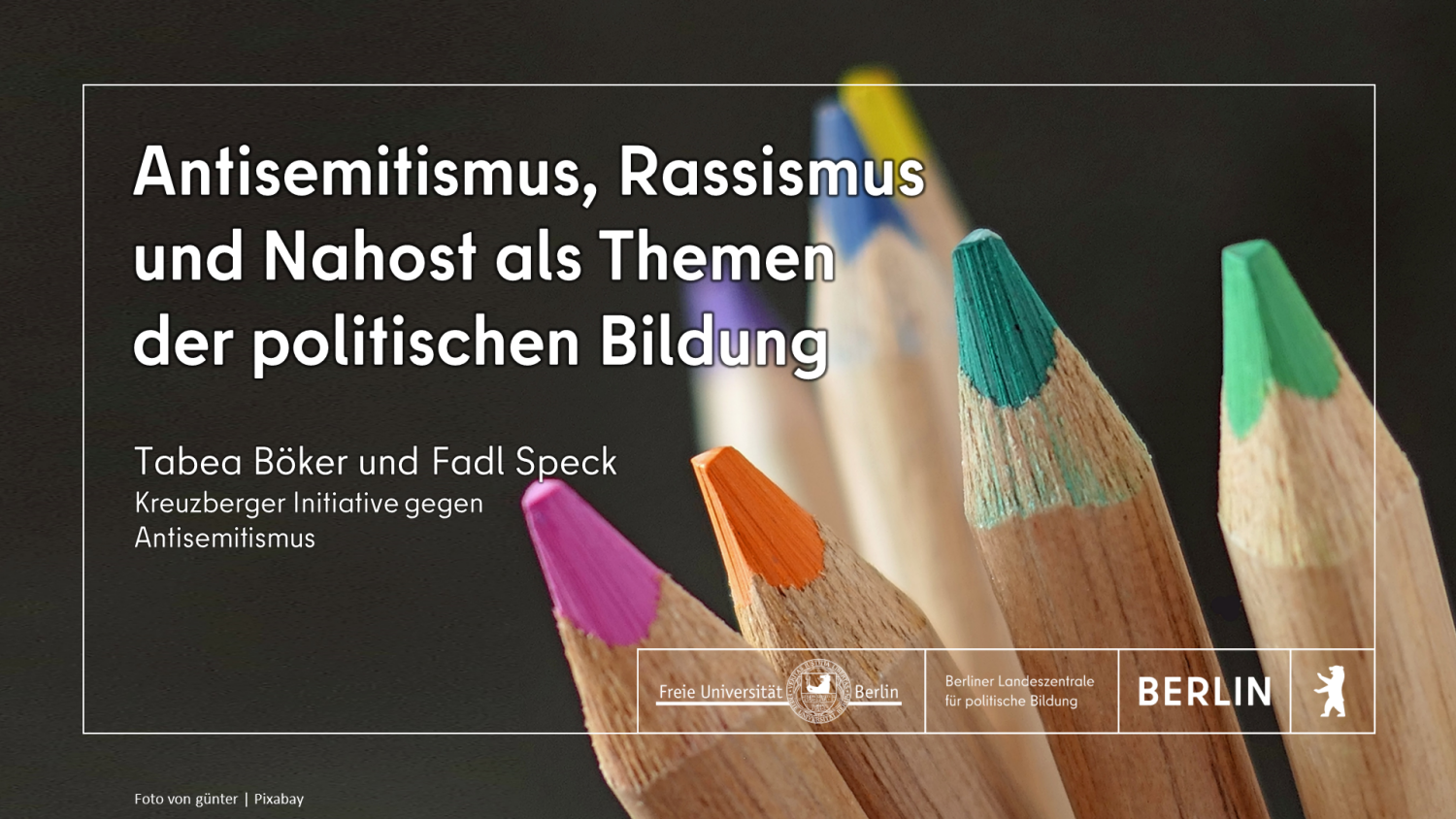 Schriftzug "Antisemitismus, Rassismus und Nahost als Themen der politischen Bildung" mit Logos der FU Berlin und der Landeszentrale vor einem Foto von Buntstiftspitzen