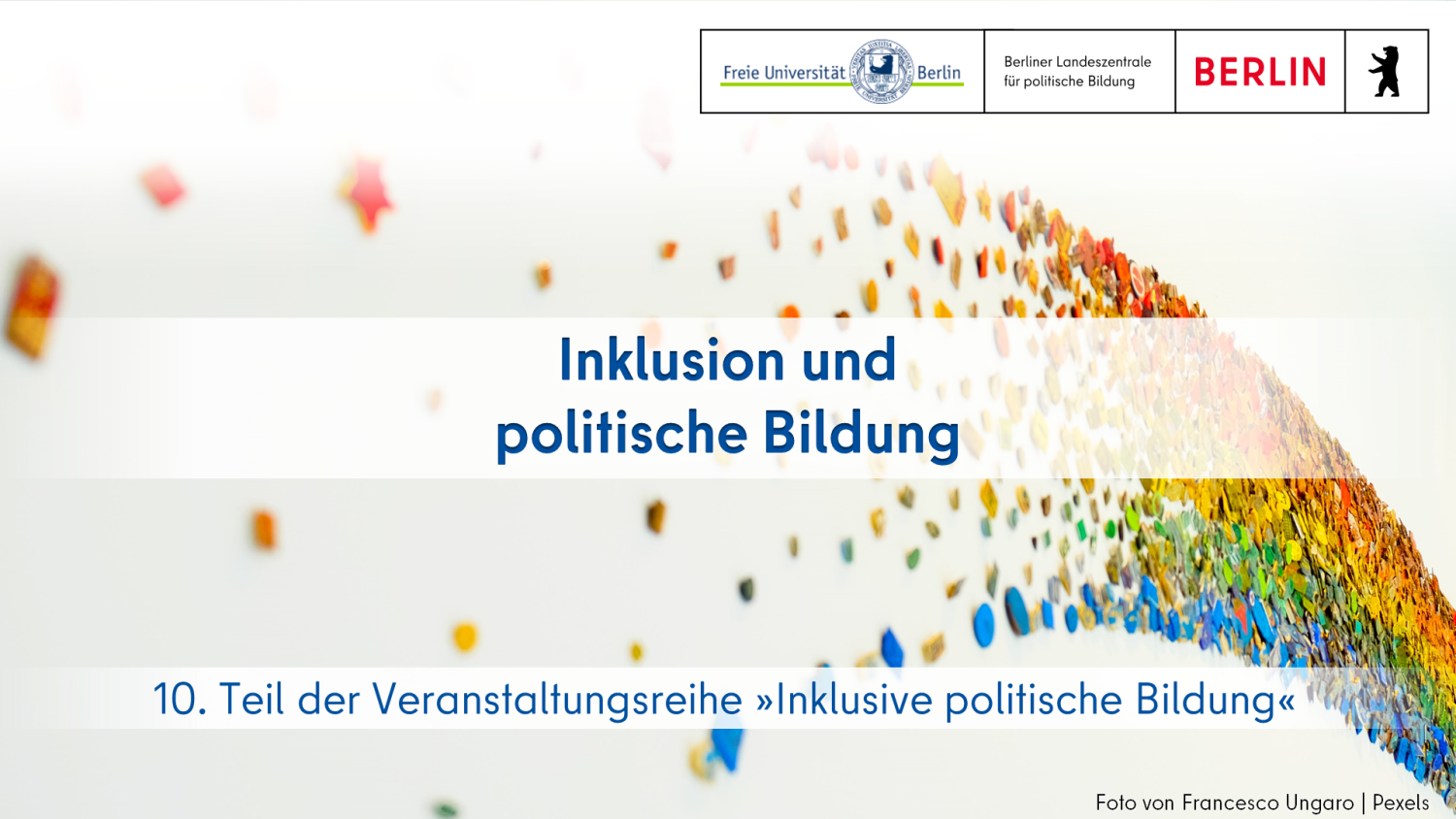 Text "Inklusion und politische Bildung - 10. Teil der Veranstaltungsreihe »Inklusive politische Bildung – auf Grundlage der Menschenrechte für die volle und wirksame Partizipation und Inklusion in Gesellschaft, Bildung und Politik«" vor dem Foto von der Kollage eines Regenbogens