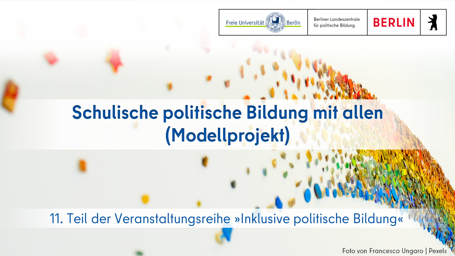 Text "Schulische politische Bildung mit allen (Modellprojekt) - 11. Teil der Veranstaltungsreihe »Inklusive politische Bildung – auf Grundlage der Menschenrechte für die volle und wirksame Partizipation und Inklusion in Gesellschaft, Bildung und Politik«" vor dem Foto von der Kollage eines Regenbogens