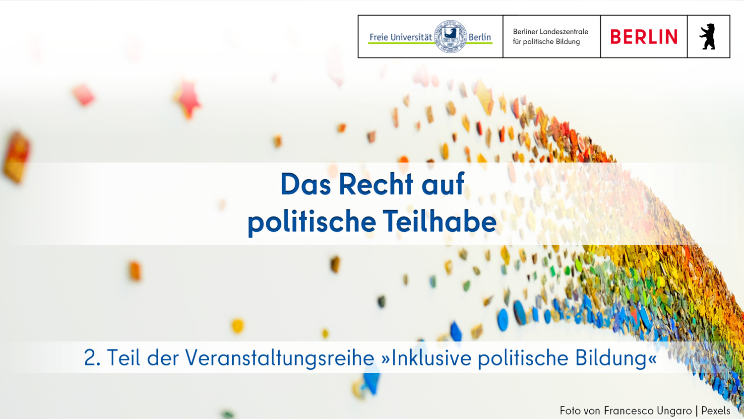 Text "Das Recht auf politische Teilhabe - 2. Teil der Veranstaltungsreihe »Inklusive politische Bildung – auf Grundlage der Menschenrechte für die volle und wirksame Partizipation und Inklusion in Gesellschaft, Bildung und Politik«" vor dem Foto von der Kollage eines Regenbogens