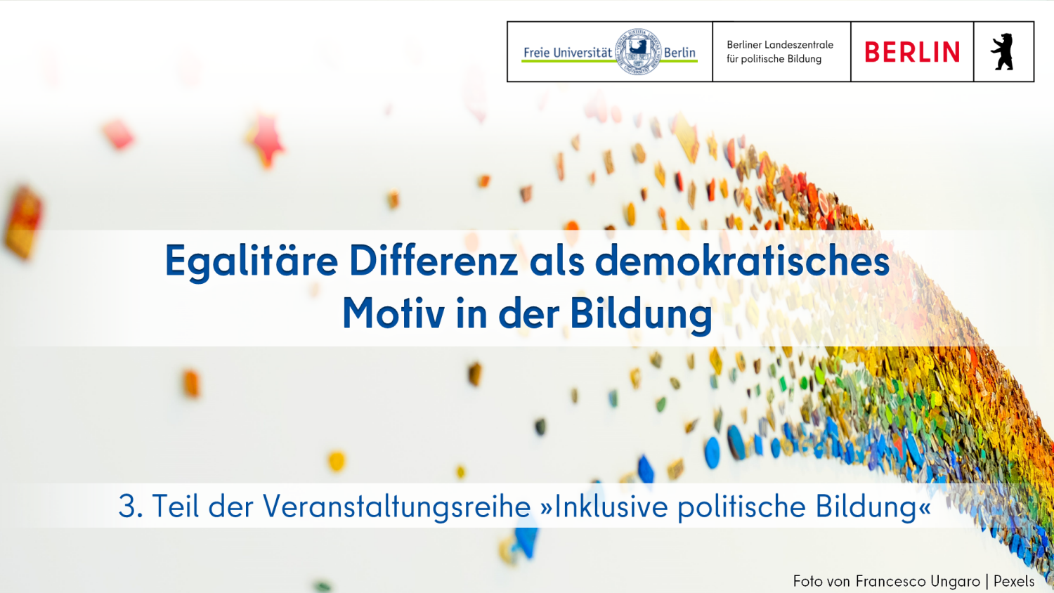 Text "Egalitäre Differenz als demokratisches Motiv in der Bildung - 3. Teil der Veranstaltungsreihe »Inklusive politische Bildung – auf Grundlage der Menschenrechte für die volle und wirksame Partizipation und Inklusion in Gesellschaft, Bildung und Politik«" vor dem Foto von der Kollage eines Regenbogens