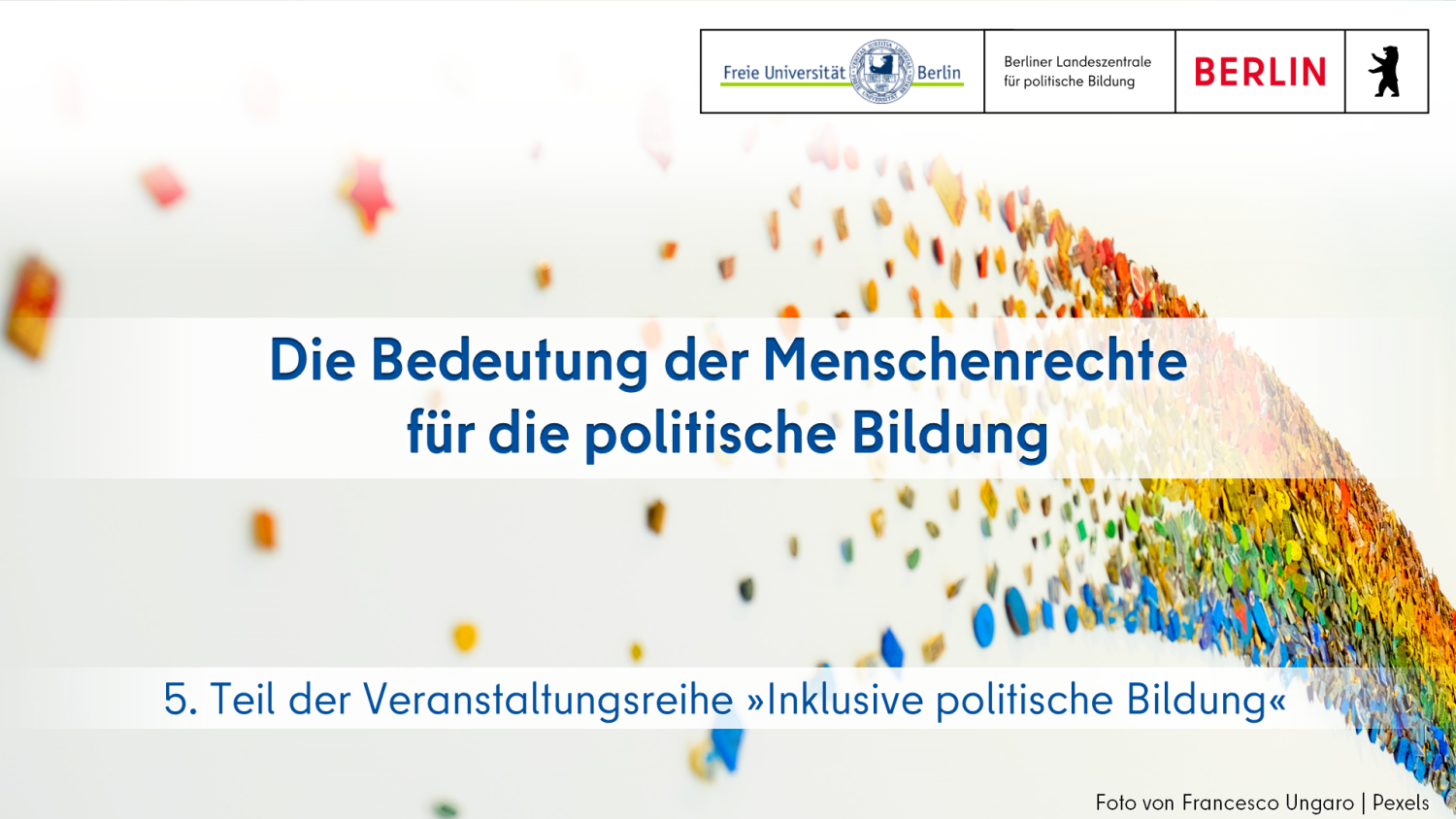Text "Die Bedeutung der Menschenrechte für die politische Bildung - 5. Teil der Veranstaltungsreihe »Inklusive politische Bildung – auf Grundlage der Menschenrechte für die volle und wirksame Partizipation und Inklusion in Gesellschaft, Bildung und Politik«" vor dem Foto von der Kollage eines Regenbogens