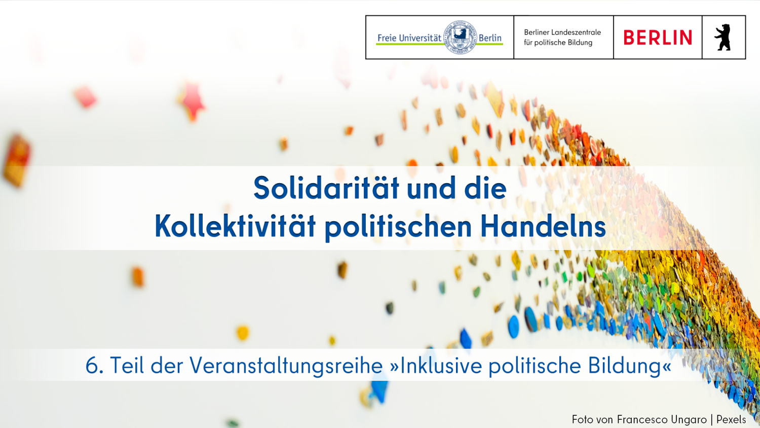 Text "Solidarität und die Kollektivität politischen Handelns - 6. Teil der Veranstaltungsreihe »Inklusive politische Bildung – auf Grundlage der Menschenrechte für die volle und wirksame Partizipation und Inklusion in Gesellschaft, Bildung und Politik«" vor dem Foto von der Kollage eines Regenbogens