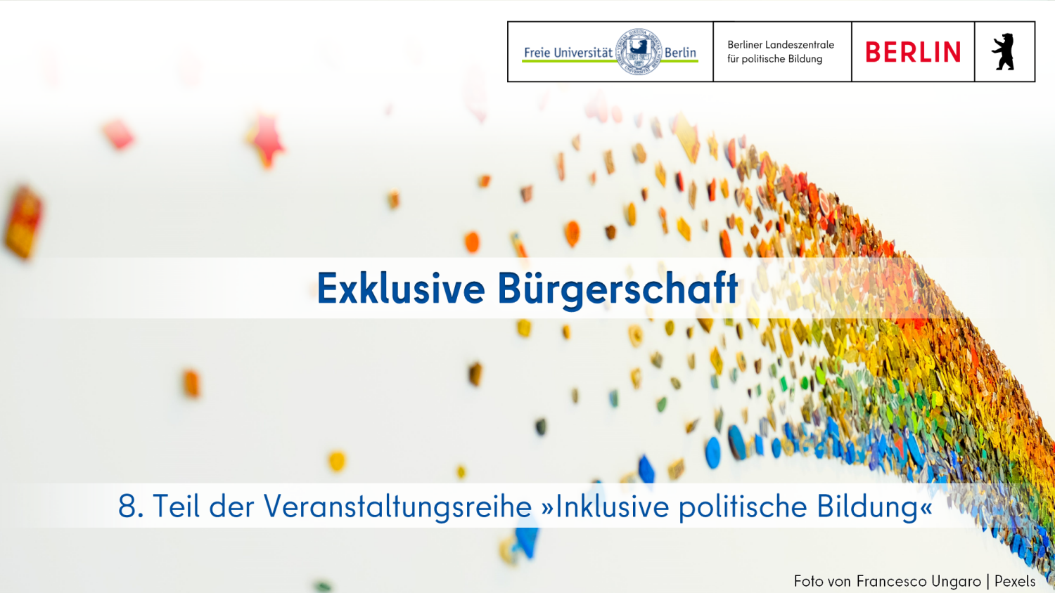 Text "Exklusive Bürgerschaft - 8. Teil der Veranstaltungsreihe »Inklusive politische Bildung – auf Grundlage der Menschenrechte für die volle und wirksame Partizipation und Inklusion in Gesellschaft, Bildung und Politik«" vor dem Foto von der Kollage eines Regenbogens