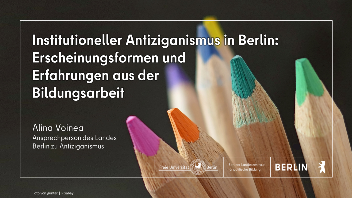 Schriftzug "Institutioneller Antiziganismus in Berlin: Erscheinungsformen und Erfahrungen aus der Bildungsarbeit" mit Logos der FU Berlin und der Landeszentrale vor einem Foto von Buntstiftspitzen