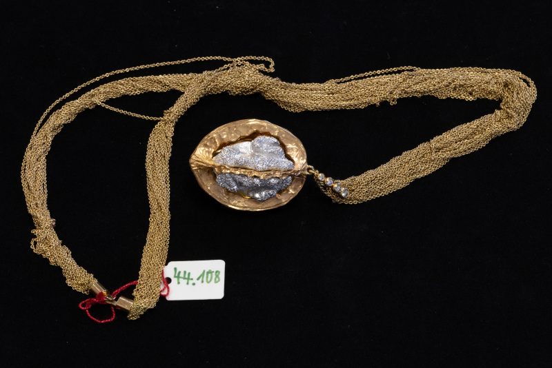 Kette mehrreihig, Anhänger Walnuss 750/f Gelbgold, Aufhänger und Nuss