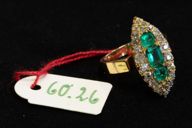 Ring, goldfarben, ungestempelt, weiße und grüne Steine