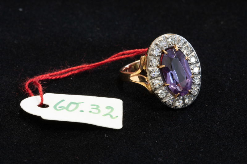 Ring, 585/f, Gelbgold, ein großer blauer Stein und div. kleine weiße Steine, ovale Ringkopfform