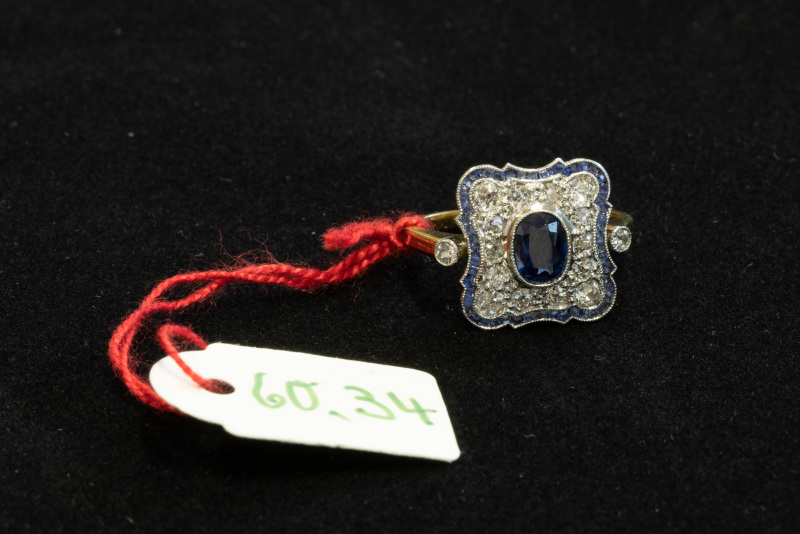 Ring, 750/f Gelbgold, blaue und weiße Steine, Ringkopf mittig, Umrandung blaue Steine