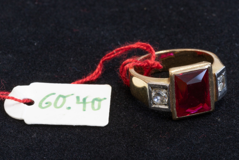 Ring, Gelbgold, ungestempelt, ein großer roter Stein und zwei kleine weiße Steine