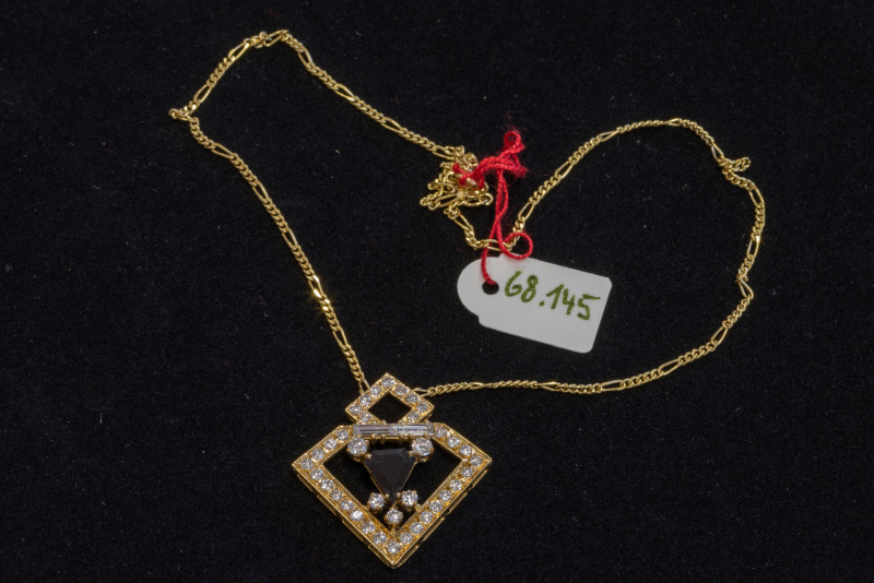 Kette, 750/f, Gelbgold, Anhänger mit weißen und dunklen Steinen, Kette fest eingearbeitet