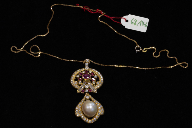Kette, Gelbgold, ungestempelt, Anhänger (zweiteilig) mit roten und weißen Steinen und Perlen