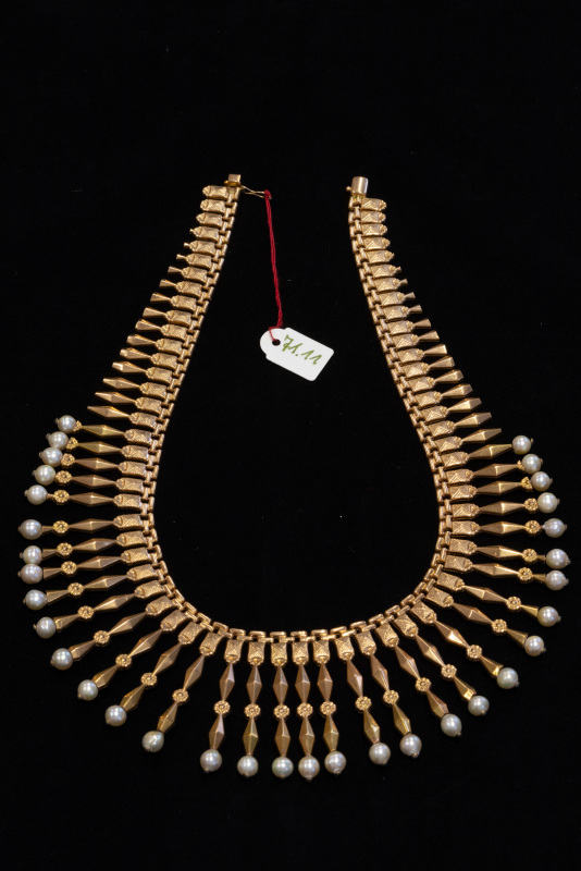 Collier, 750/f, Gelbgold, großflächiges Collier mit weißen Perlen