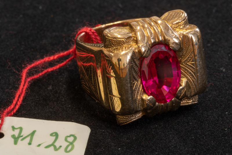 Ring, Gelbgold, ungestempelt, sehr groß mit rotem Stein
