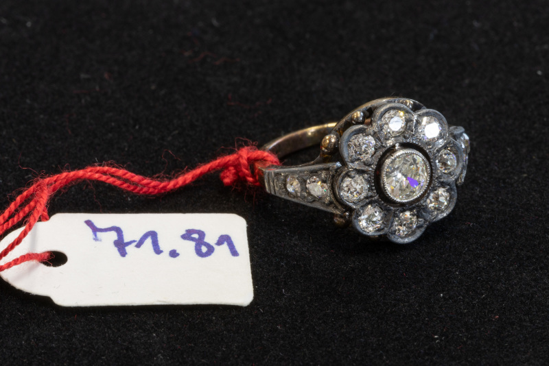 Ring, 585/f, Gelbgold, mit div. weißen Steinen