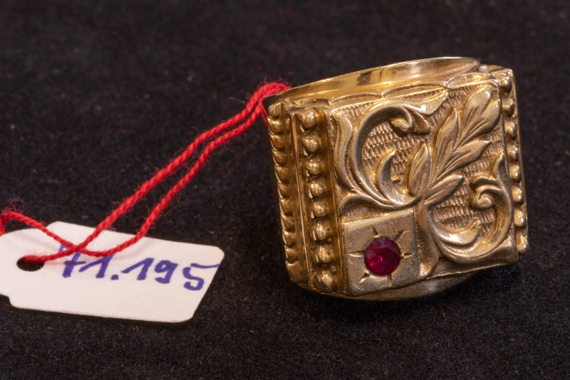 Ring, 585/f, Gelbgold, ein roter Stein sowie Verzierungen
