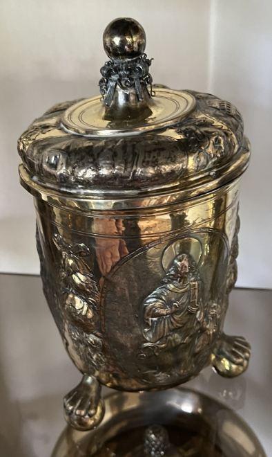 Großer Kugelfußbecher mit Deckel und Heiligendarstellungen