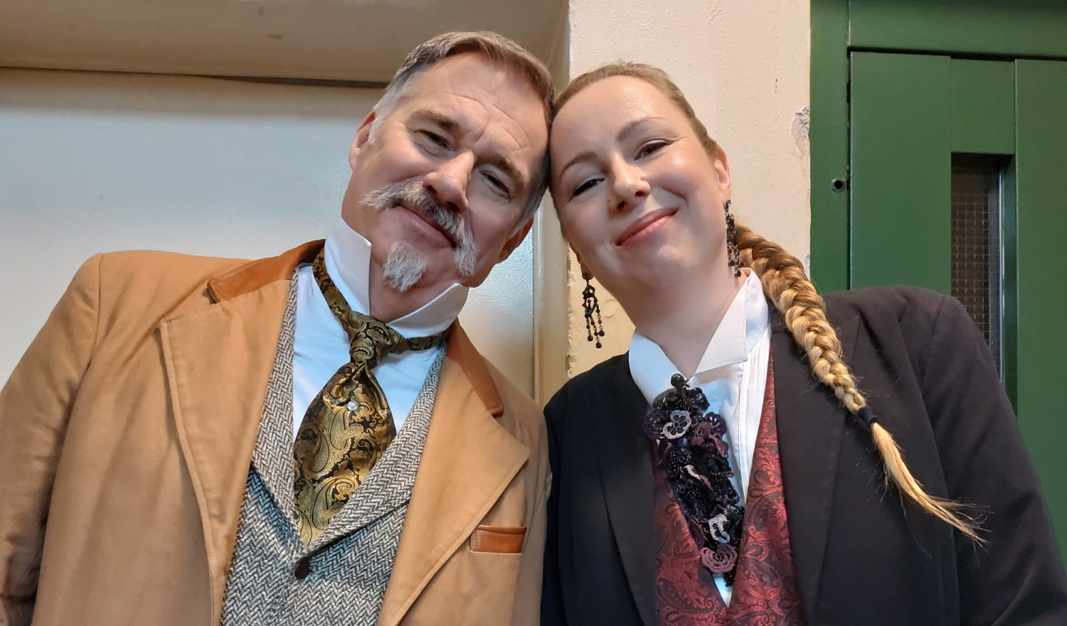 Ein Mann und eine Frau lächeln in die Kamera