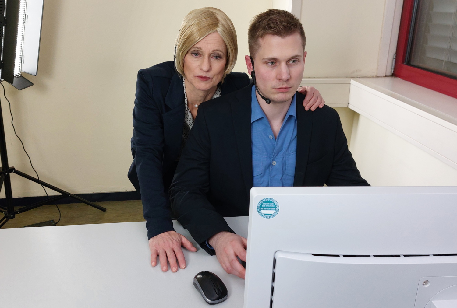 Eine Frau und ein Mann schauen auf einen Computer-Bildschirm