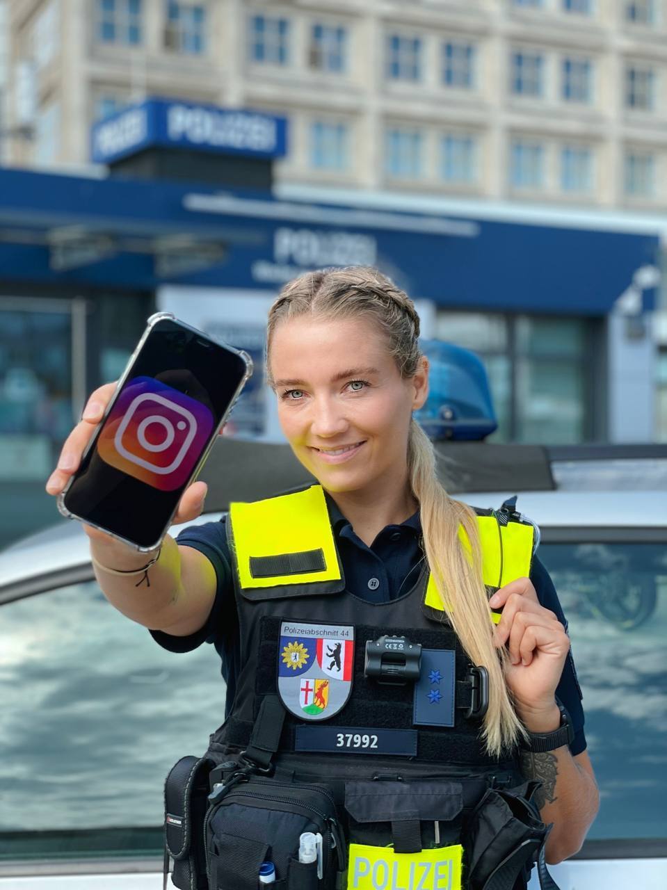 Polizei auf Instagram - Selfiestick und Schlagstock