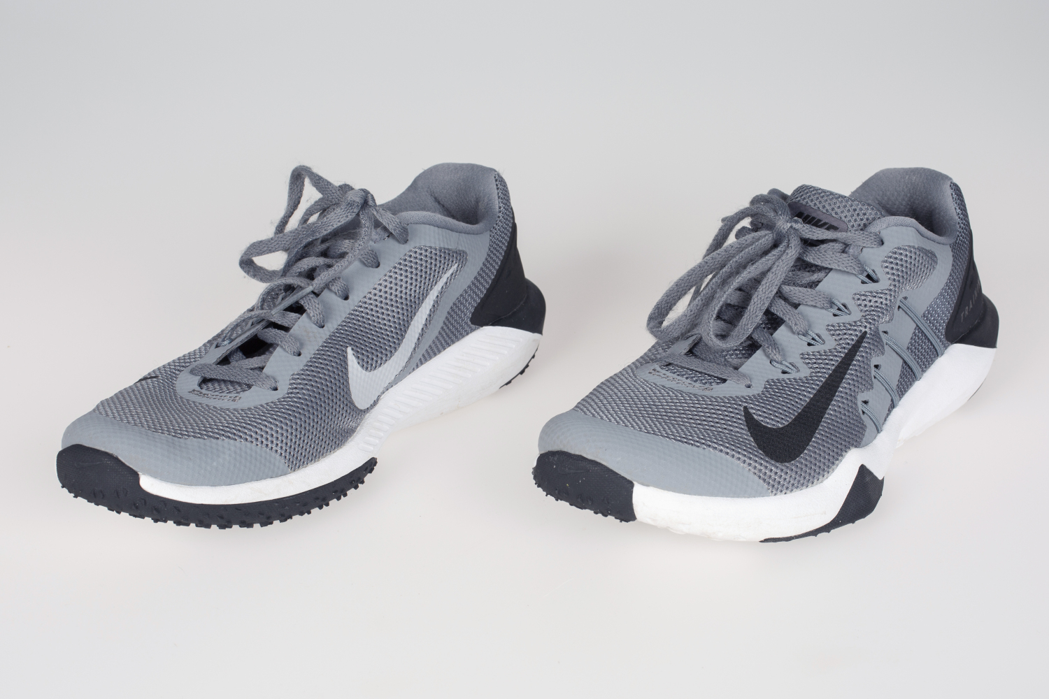 Nike-Turnschuhe grau