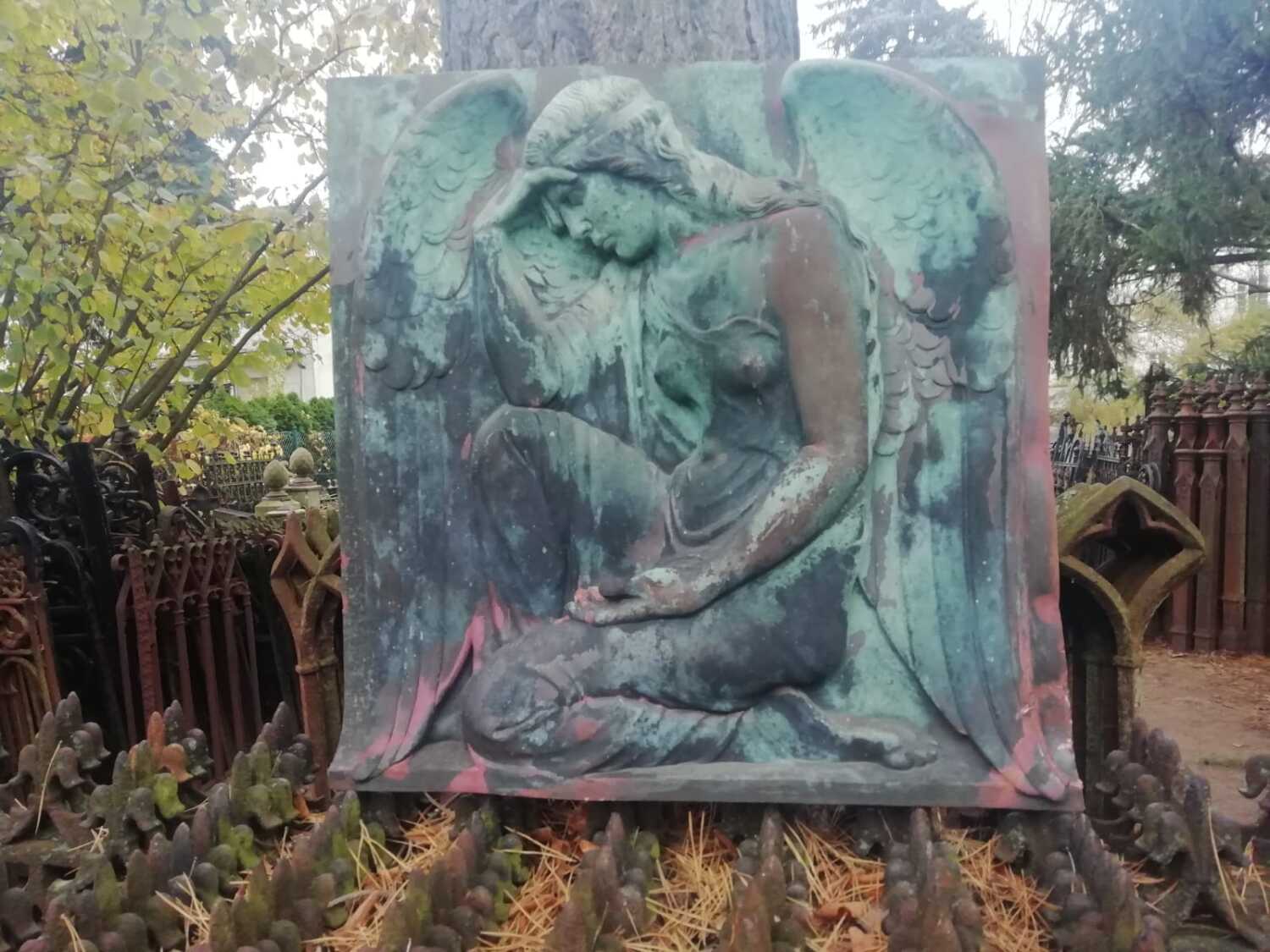 Reliefplatte kniender Engel klein