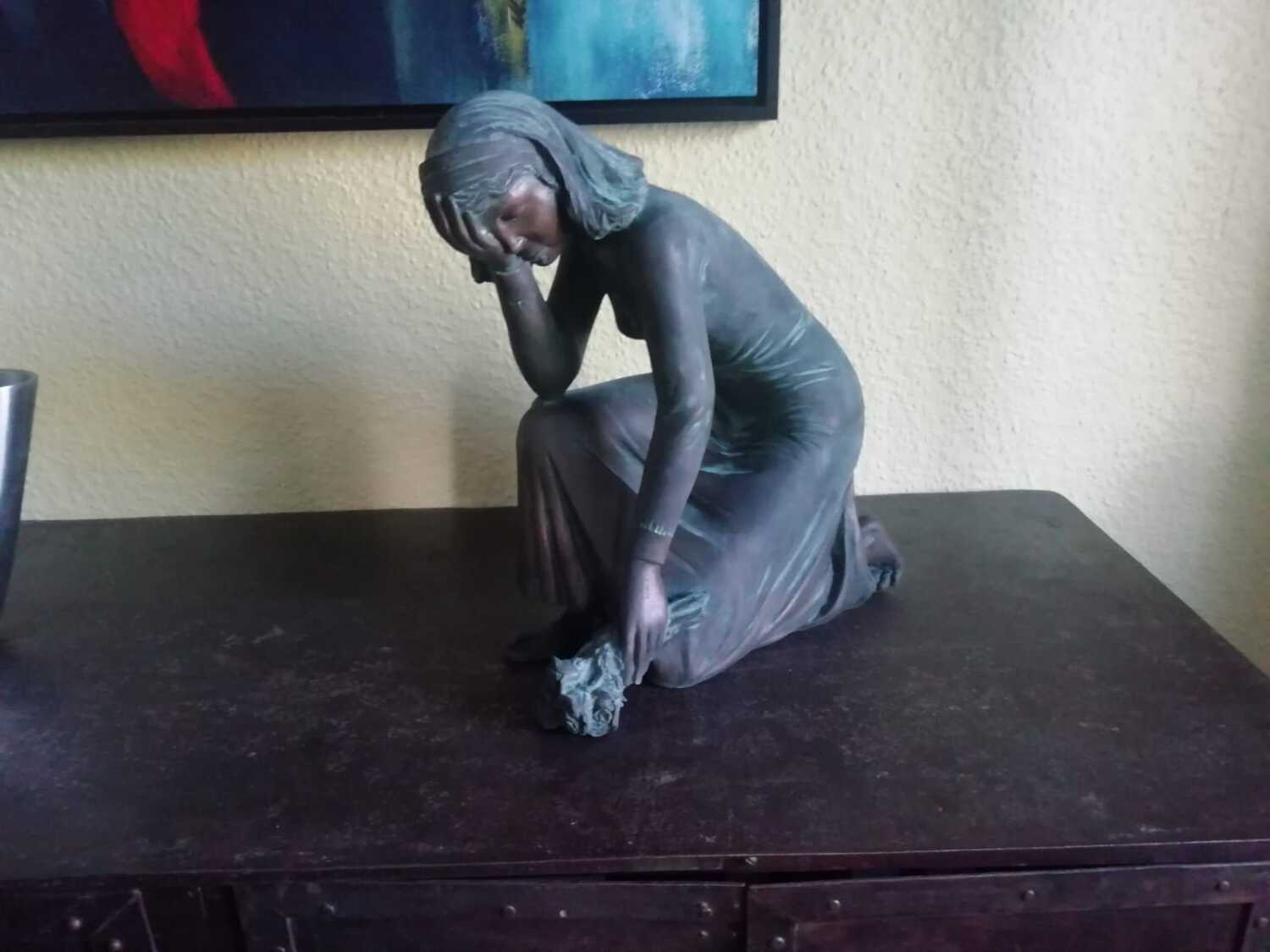 Kniendes trauerndes Mädchen