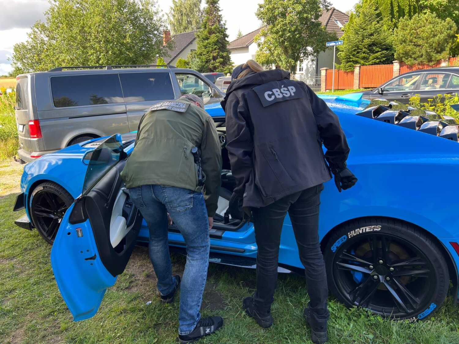 Polizekräfte an einem Fahrzeug