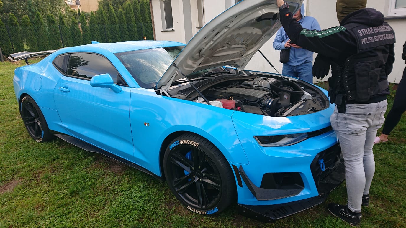 Ermittler an einem Fahrzeug