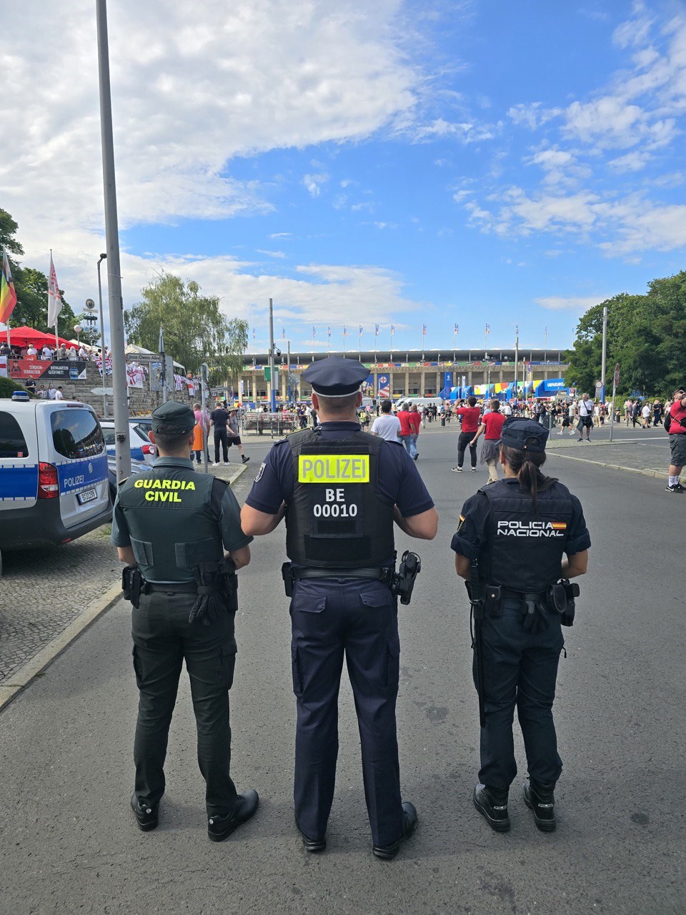 Finale: Ein Kollege mit spanischen Einsatzkräften am Olympiastadion