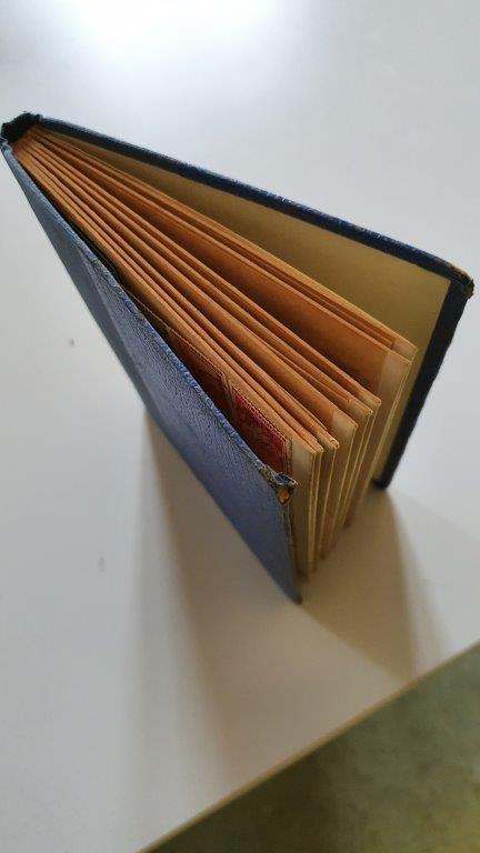 Briefmarken-Sammelalbum 1 (blau), Ansicht von oben