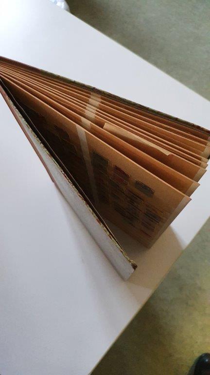 Briefmarken-Sammelalbum 2 (braun-grün), Ansicht von oben