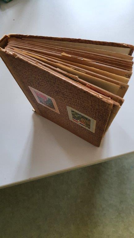Briefmarken-Sammelalbum 4 (braun gemustert), Ansicht von oben