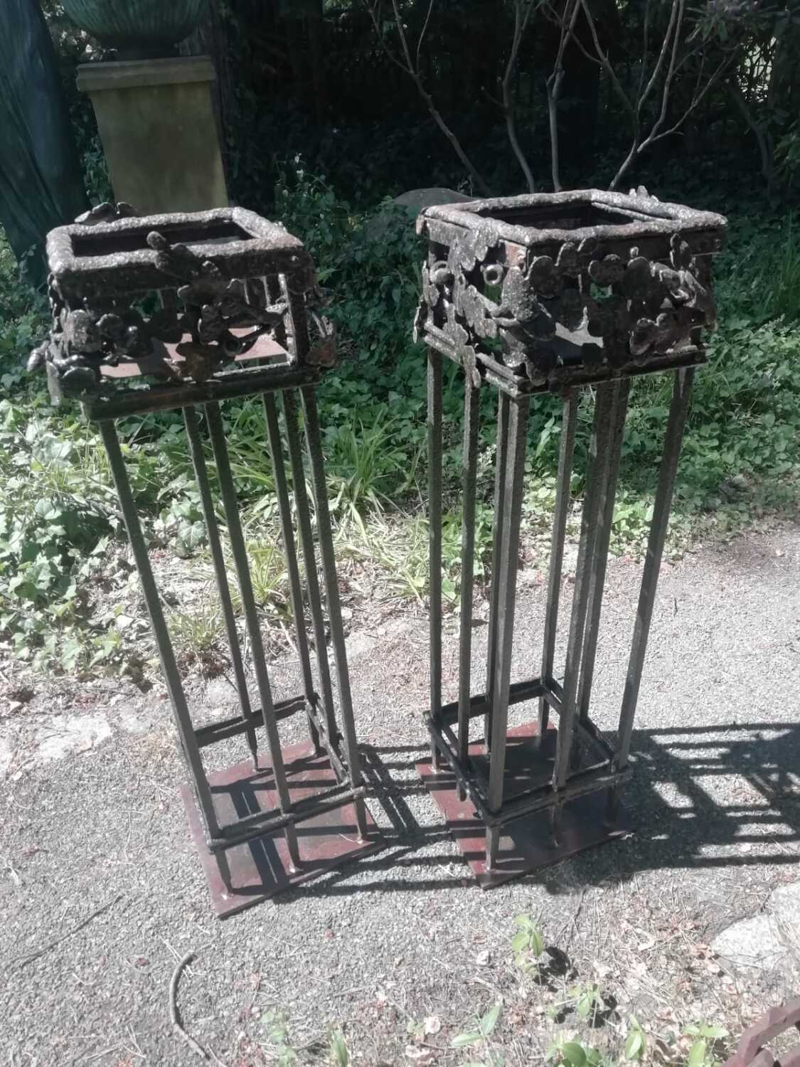 Zwei verzierte Metallständer