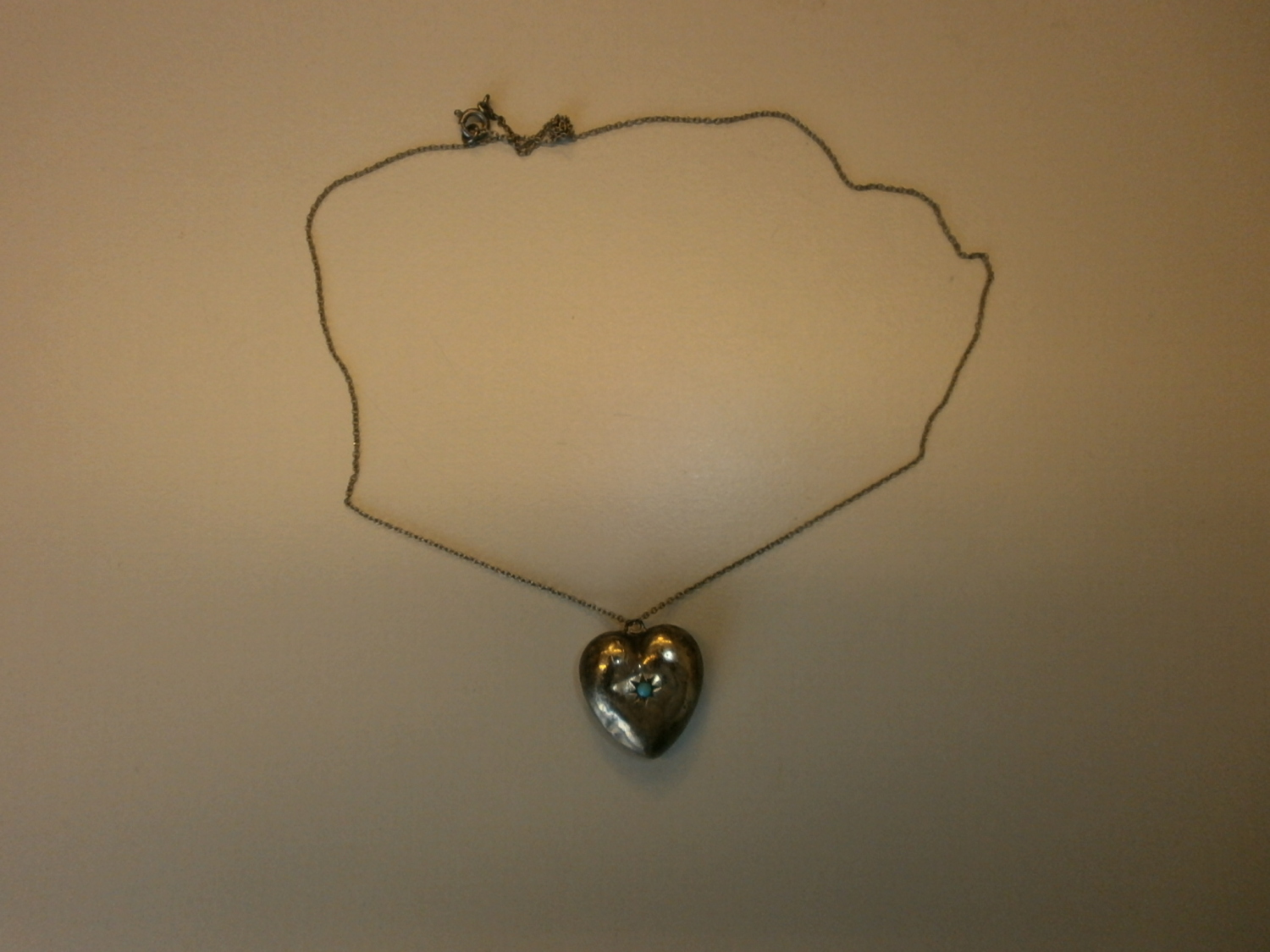Silberfarbene Halskette mit Herzanhänger